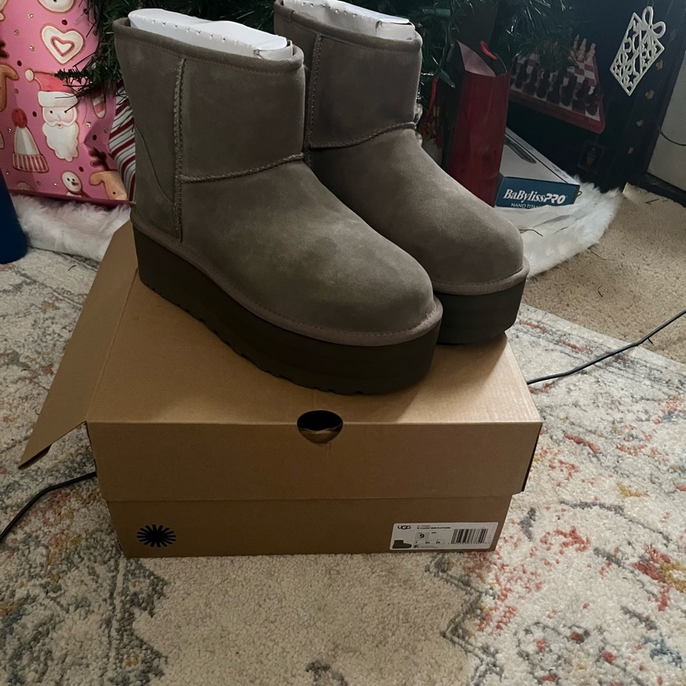 Brand new Ugg’s platform. Very stylish and never worn